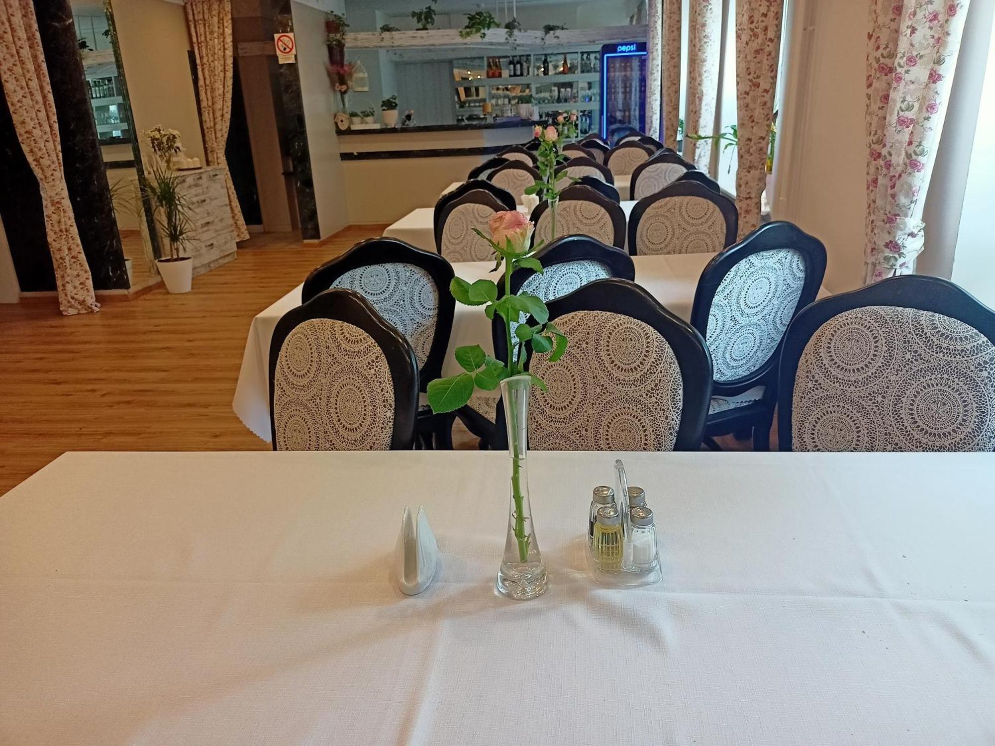 Iskra Hotel Radom Eksteriør billede